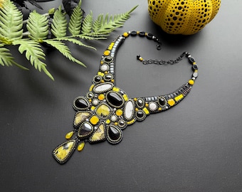 Collana con pietre preziose: lizardite, Hovlit, ossidiana, ematite e cristallo Swarovski. Gioielli giallo-nero