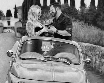 Könnte beinhalten: Eine Schwarzweißzeichnung eines Paares in einem Oldtimer Fiat, sie stoßen mit Weingläsern an. Das Auto fährt auf einer Straße mit Bäumen an den Seiten.