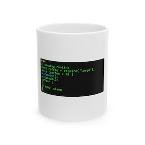 Peut inclure: Tasse à café en céramique blanche avec un rectangle noir contenant du texte vert et blanc qui se lit "// routine du matin const coffee = require('large'); while (coffee > 0) { writeCode(); writeCode(); coffee--; // TODO: sleep".