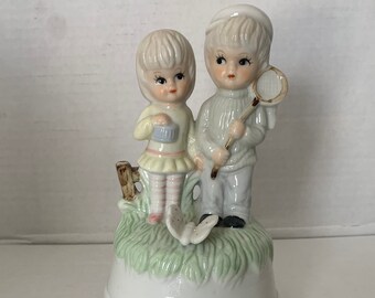 Vintage Porzellan Spieluhr Junge und Mädchen mit Schmetterlingsfänger, Schmetterling Spieluhr, Pastellfarbe Spieluhr, Vintage Kinder Spieluhr