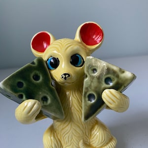 Vintage Mouse Holding Cheese Wedges Salt & Pepper Shakers, Made in Japan, Mouse with Cheese Salt and Pepper, Kitschy Mouse, Mouse Figurine