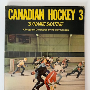 Peut inclure: Une couverture de livre vintage représentant un groupe de jeunes joueurs de hockey patinent sur une patinoire. La couverture est jaune et noire avec le titre "CANADIAN HOCKEY 3 'DYNAMIC SKATING'" et le texte "A Program Developed by Hockey Canada".