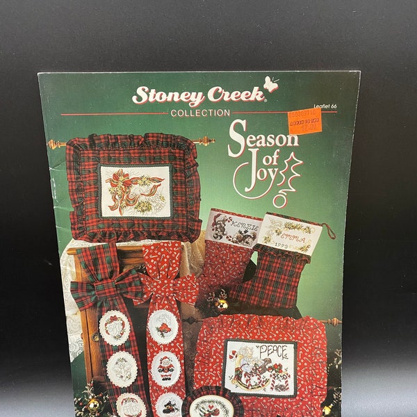 Collection Stoney Creek, saison de la joie, feuillet n° 66 du modèle de point de croix, Père Noël, chaussettes de Noël au point de croix, motif de Noël