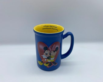Taza de Mickey y Minnie, Un abrazo al día mantiene a los enamorados así Taza de Mickey y Minnie, Taza de Mickey y Minnie para San Valentín, Taza de San Valentín