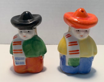 Vintage mexikanische Salz- und Pfefferstreuer, besetzter Japan Sombrero, der Mann und Frau Salz und Pfeffer trägt, mexikanische Figur, japanische Figur