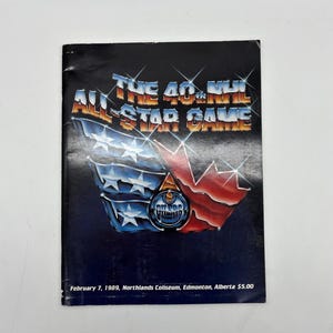 Könnte beinhalten: Ein Programmcover für das 40. NHL All-Star Game. Das Design zeigt ein stilisiertes Ahornblatt und einen Teil der amerikanischen Flagge. Das Oilers-Logo befindet sich in der Mitte. Der Text enthält Datum und Ort.