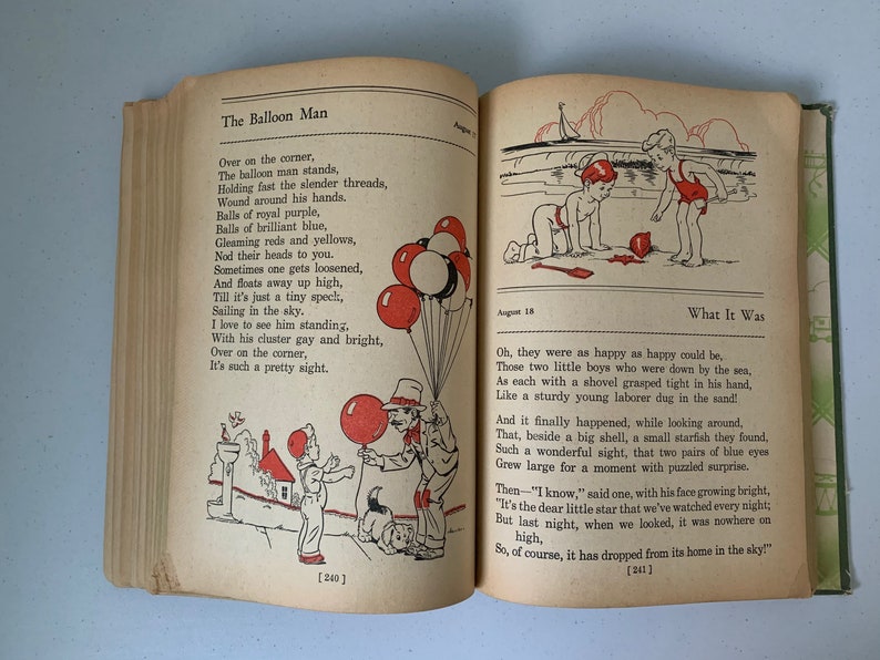Puede incluir: Una ilustraci&oacute;n de un hombre vendiendo globos. El hombre lleva un sombrero y sostiene un ramo de globos rojos, amarillos y azules. El texto "The Balloon Man" est&aacute; en la parte superior de la p&aacute;gina. El texto "Over on the corner, The balloon man stands, Holding fast the slender threads, Wound around his hands. Balls of royal purple, Balls of brilliant blue, Gleaming reds and yellows, Nod their heads to you. Sometimes one gets loosened, And floats away up high, Till it's just a tiny speck, Sailing in the sky. I love to see him standing, With his cluster gay and bright, Over on the corner, It's such a pretty sight." est&aacute; debajo de la ilustraci&oacute;n.
