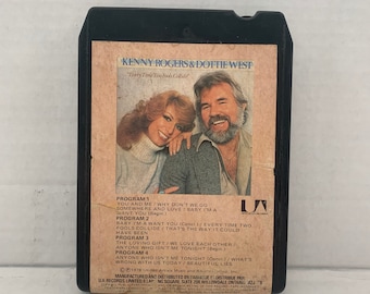 Può includere: Una musicassetta con Kenny Rogers e Dottie West. La cassetta è etichettata "Every Time Two Fools Collide". L'immagine mostra un primo piano della musicassetta con i nomi degli artisti e il titolo dell'album.
