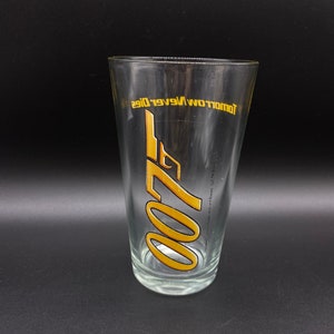 Vintage 007 Tomorrow Never Dies Glass, James Bond 007 Bicchiere da collezione - Tomorrow Never Dies, Mancave Barware, 007 Movie Barware