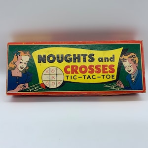 Könnte beinhalten: Eine Vintage-Spielbox für Noughts and Crosses, auch bekannt als Tic-Tac-Toe. Die Schachtel ist rot, gelb und grün mit Illustrationen von zwei Kindern, die das Spiel spielen.
