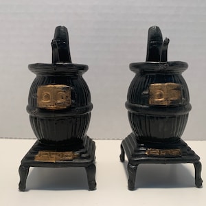 vintage Potbelly Stove Salt & Pepper Shakers, Plastic Cast Iron Potbelly Wood Stove Salt and Pepper Shakers, Stove, Potbelly Stove, Stovetop