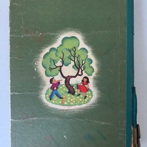 Puede incluir: Una cubierta de libro verde con una ilustraci&oacute;n vintage de un ni&ntilde;o y una ni&ntilde;a jugando bajo un &aacute;rbol. El ni&ntilde;o est&aacute; tocando un cuerno y la ni&ntilde;a est&aacute; sosteniendo una flor.