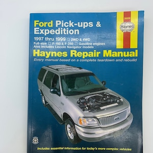 Può includere: Un manuale di riparazione Haynes per i pick-up Ford e i modelli Expedition dal 1997 al 1999. La copertina presenta una Ford Expedition argentata con il cofano aperto, che mostra il motore. Il manuale include informazioni per i modelli 2WD e 4WD, inclusi i motori a benzina F-150 e F-250, nonché i modelli Lincoln Navigator.