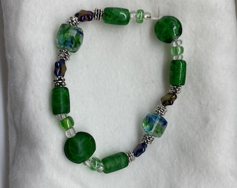 Bracelet extensible de 7 pouces avec perles de verre vertes, Bracelet extensible en verre vert unique en son genre avec étoiles et perles métalliques, Bracelet de perles vertes pour femme