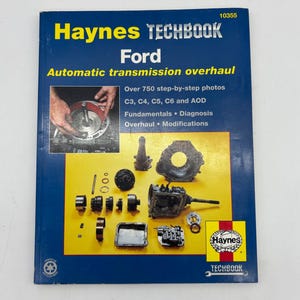 Può includere: Un manuale Haynes Techbook per la revisione del cambio automatico Ford. La copertina blu con testo giallo presenta immagini di componenti della trasmissione. Include oltre 750 foto passo-passo, che coprono i modelli C3, C4, C5, C6 e AOD.