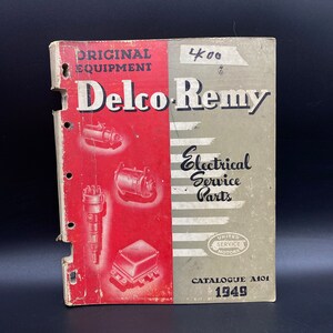 Puede incluir: Un catálogo vintage de piezas de servicio eléctrico Delco Remy de 1949. La portada presenta un diseño rojo y blanco con ilustraciones de piezas de automóvil y el texto "Original Equipment" y "United Service Motors".