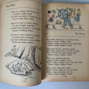 Puede incluir: Un libro infantil vintage con ilustraciones de una flor de violeta y ni&ntilde;os jugando con un tambor. El texto en la p&aacute;gina dice "The Violet" y "The Drum".