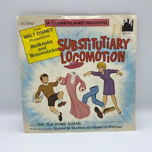 Op de afbeelding: Een Disneyland-plaat met het nummer "Substitutiary Locomotion" uit de Walt Disney Productions-film "Bedknobs and Broomsticks". De platenhoes heeft een cartoonillustratie van drie dansende mensen. De plaat is een 45 toeren en kost 25 cent.