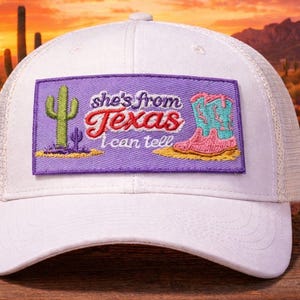 Si vede che viene dal Texas, questo capo è perfetto per le giornate di sole, le strade polverose e i bei momenti con dettagli western.