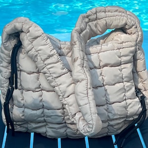 Bolso mediano acolchado y abullonado, perfecto para mujeres que aman los accesorios de moda, tanto para vestir elegante como informal.