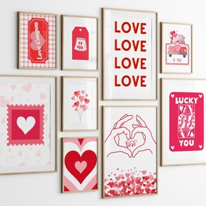Puede incluir: Una colecci&oacute;n de nueve impresiones enmarcadas con tem&aacute;tica de San Valent&iacute;n. Las impresiones presentan corazones, textos con tem&aacute;tica de amor y otras im&aacute;genes rom&aacute;nticas. Las impresiones son de varios colores, incluyendo rojo, rosa y blanco.