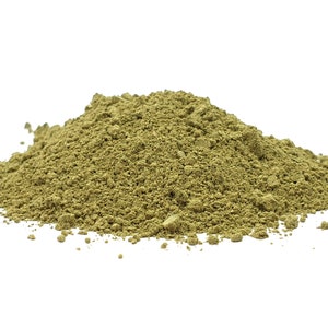 Pode incluir: Uma pilha de p&oacute; finamente mo&iacute;do, verde claro, sobre um fundo branco. O p&oacute; tem uma textura ligeiramente grosseira, sugerindo que &eacute; um produto natural. A imagem &eacute; bem iluminada, destacando a cor e a textura do p&oacute;.