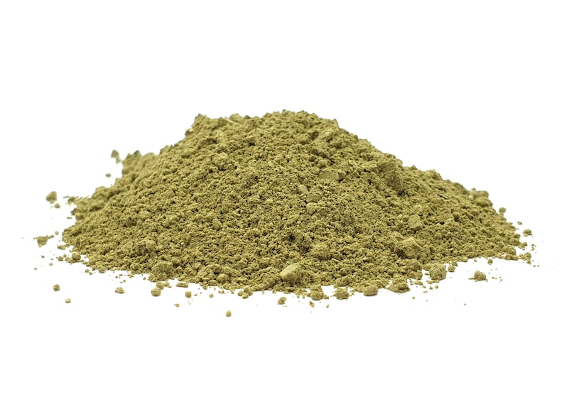 Pode incluir: Uma pilha de p&oacute; finamente mo&iacute;do, verde claro, sobre um fundo branco. O p&oacute; tem uma textura ligeiramente grosseira, sugerindo que &eacute; um produto natural. A imagem &eacute; bem iluminada, destacando a cor e a textura do p&oacute;.