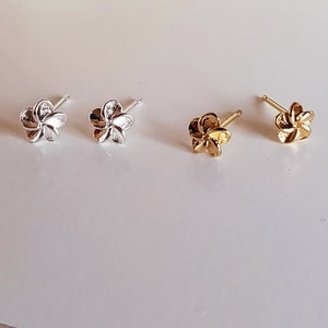 Orecchini floreali in oro 14k, orecchini a forma di fiore delicati, gioielli delicati, orecchini a bottone, delicati, regalo per lei, orecchini da sposa, damigella d'onore, festa della mamma