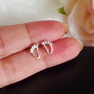 Beeldje babyvoeten oorbellen 925 sterlingzilver, pushback-stekers, sierlijk, eigenzinnig, uniek cadeau, liefde, dagelijkse kleding, zilveren studs, babyshower, nieuwe moeder