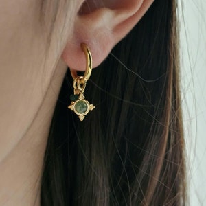 Brincos de argola de ouro 18K sem manchas, brincos de argola com pingentes destacáveis, brincos de argola geométricos com gema verde, argolas de ouro com pingente removível