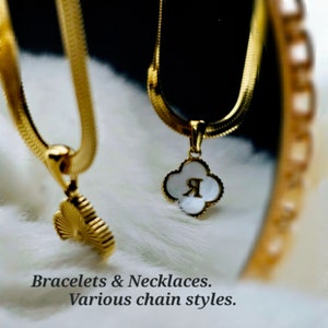 Tarnishfree Letter Clover Leaf Colar de ouro 18K, estilo de corrente ajustável, presente, pingente de letra em madrepérola colar com pingente de alfabeto, empilhamento