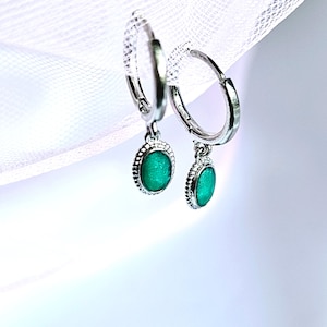 Brincos de argola com pingente de gema verde oval em prata esterlina, presente para ela, brincos de argola delicados e leves destacáveis