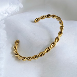 18K Gold verdrehtes geflochtenes & strukturiertes Armreif mit offener Manschette, goldener gewellter Zweigarmreif, Statement-Armreif, Stapelgoldarmbänder