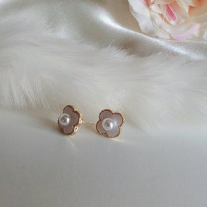Mother of pearl,four leaf clover ivory 14K Gold earrings,Freshwater pearl earring,pushback,gift for her,christmas,elegant,unique gift