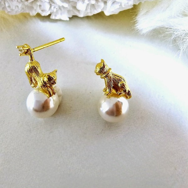 Cat Pearl Earrings 18k Gold vermeil, Pearl irregular studs,animal jewellery,Christmas gift, gift for her,quirky earrings,freshwater pearls