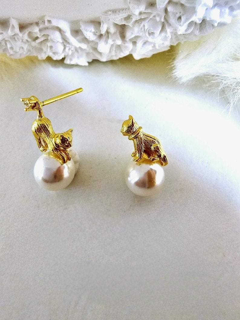 Cat Pearl Earrings 18k Gold Vermeil, Pearl Irregular Studs