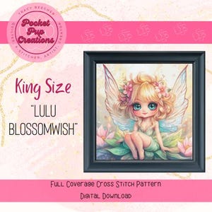 Könnte beinhalten: Ein gerahmtes Kreuzstichmuster mit dem Titel "Lulu Blossomwish", das eine Fee mit großen blauen Augen, blonden Haaren und floralen Details zeigt. Der Text "King Size" steht über dem Titel. Das Bild ist von einem rosa Rahmen umgeben.