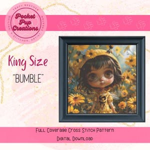 Könnte beinhalten: Ein Kreuzstichmuster mit einem Mädchen mit großen Augen und einem Bienen-Kostüm, umgeben von Sonnenblumen. Das Muster trägt den Titel "King Size" und "BUMBLE".