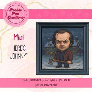 Könnte beinhalten: Ein gerahmtes Kreuzstichmuster mit einer Cartoon-Darstellung einer Figur, die eine Axt hält, mit dem Text "HERE'S JOHNNY". Das Bild ist vor einem verschneiten Hintergrund mit einem Haus platziert. Der Text "Mini" und "Digital Download" sind ebenfalls vorhanden.