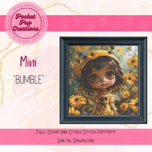 Könnte beinhalten: Ein Kreuzstichmuster mit einem Cartoon-Mädchen mit großen Augen und einem Bienen-Kostüm, umgeben von Sonnenblumen. Das Muster trägt den Titel "Mini "Bumble"" und ist ein Kreuzstichmuster mit vollständiger Abdeckung.