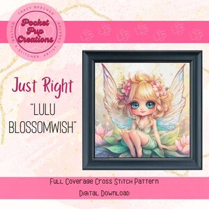 Könnte beinhalten: Ein gerahmtes Kreuzstichmuster mit einer Fee mit großen blauen Augen, blonden Haaren und zarten Flügeln, umgeben von Blumen und Grün. Der Text "Just Right" und "Lulu Blossomwish" sind zu sehen. Es ist ein "Full Coverage Cross Stitch Pattern" und ein "Digital Download".