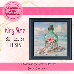 Puede incluir: Un patrón de punto de cruz enmarcado titulado "BOTTLED BY THE SEA". La obra de arte presenta una botella de vidrio llena de conchas marinas y una flor rosa, ambientada en una escena de playa. Las palabras "King Size" también son visibles.