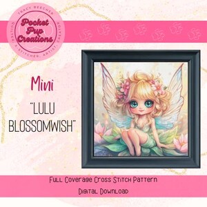Könnte beinhalten: Ein gerahmtes Kreuzstichmuster mit einer Fee mit blondem Haar, großen blauen Augen und zarten Flügeln. Die Fee ist von Blumen und Grün umgeben. Der Text "Mini 'Lulu Blossomwish'" wird angezeigt.