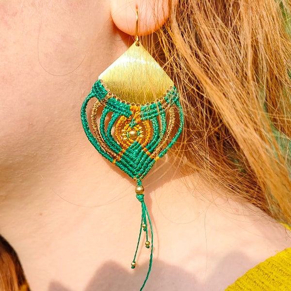 boucle oreille macramé verte et laiton, bijoux bohème fait main