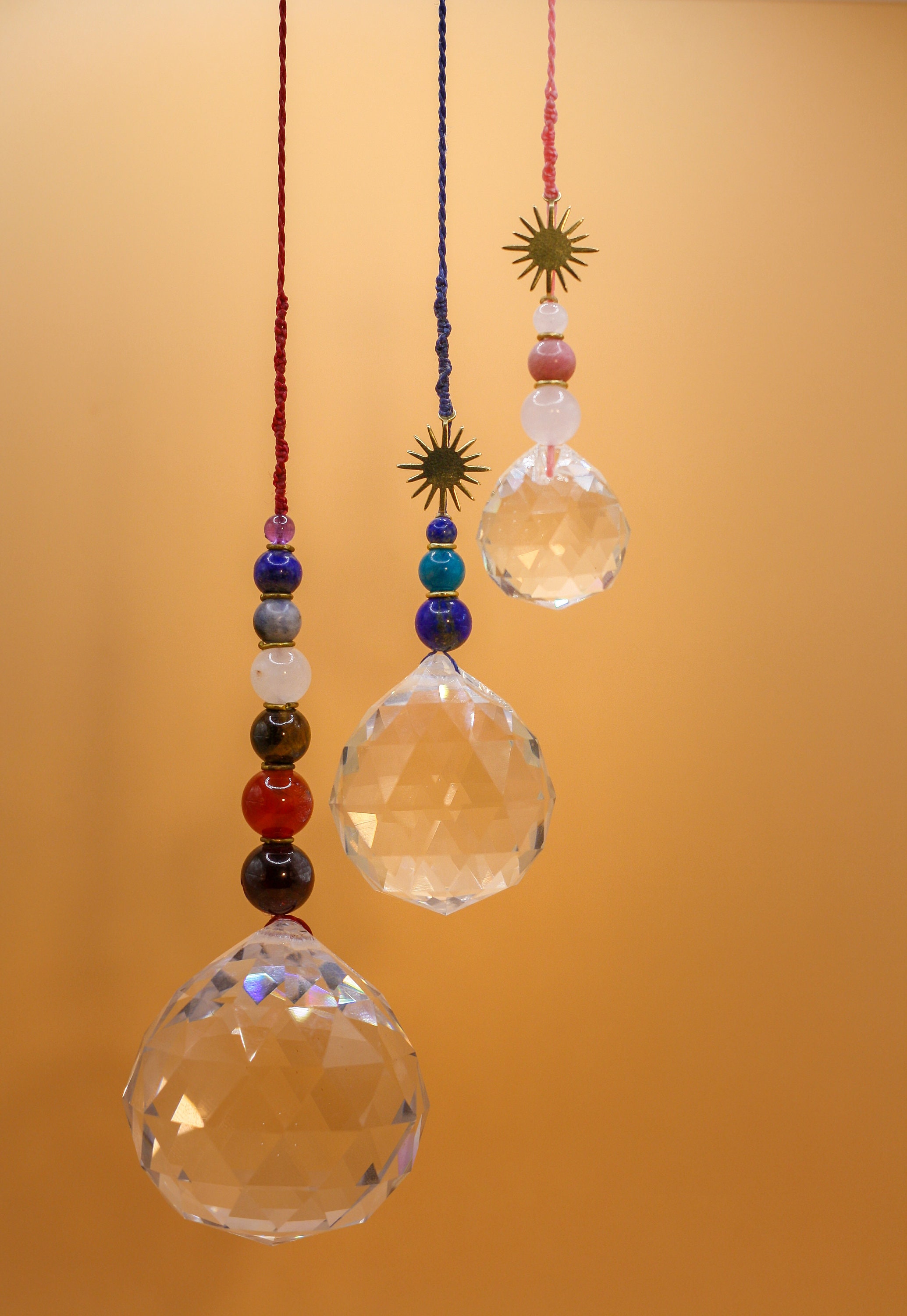 Attrape-soleil chakra Arbre de vie Grande boule de cristaux Prismes à  suspendre pour fenêtre de voiture, décoration de jardin (Chakra-Long) :  : Jardin