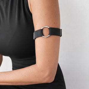 Pulseira de Braço Gótica Elástica com O-Ring Metálico · Feita à Mão · Ajustável e Leve