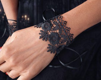 Handgefertigtes Schwarzes Spitzenarmband · Romantische Retro Damenmanschette mit Satinbändern