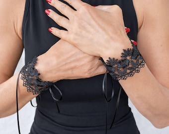 Schwarze Spitzenmanschette · Handgefertigtes Armband mit Satinbändern im Gothic & Romantik Stil