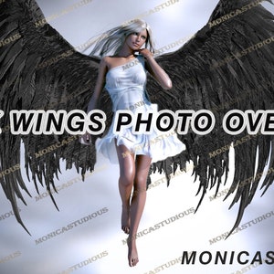 Op de afbeelding: Een vrouw met lang blond haar die een witte jurk draagt staat voor een witte achtergrond met grote zwarte vleugels achter haar. De tekst "BLACK WINGS PHOTO OVERLAYS" staat in vetgedrukte zwarte letters in het midden van de afbeelding.