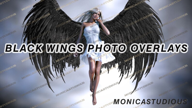 Op de afbeelding: Een vrouw met lang blond haar die een witte jurk draagt staat voor een witte achtergrond met grote zwarte vleugels achter haar. De tekst "BLACK WINGS PHOTO OVERLAYS" staat in vetgedrukte zwarte letters in het midden van de afbeelding.